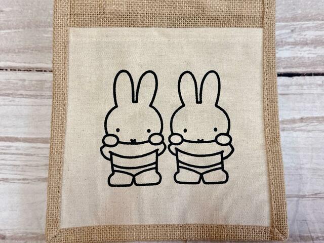 正面のポケットにミッフィーとメラニーのイラストプリント入り！