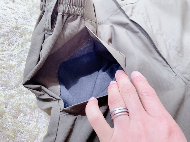 【ワークマン ソロテックス使用バズライトストレッチカーゴパンツ】腰の両サイドに2つポケットがあります