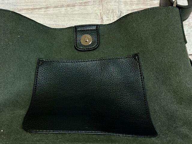 内側はあえて裏地なしの一枚革風の仕様。バッグと同素材のポケットが前面側・背面側ともに1つずつついています