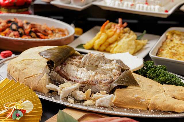 「めで鯛の塩釜焼き」＜期間：2026年1月1日～4日＞【【大阪】にぎり寿司もはりま牛の鉄板焼も食べ放題！1月1日から4日間限定「新春ファミリーランチブッフェ」開催！】