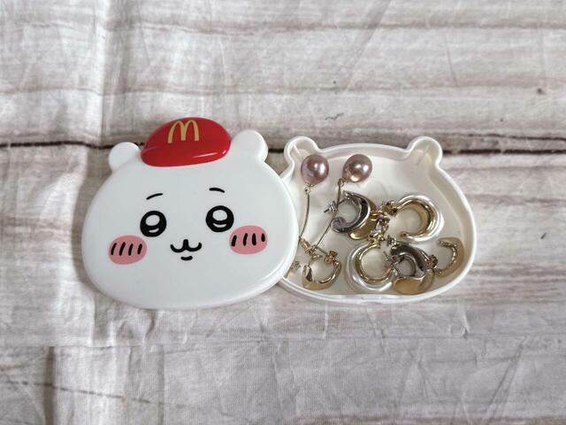 【ちいかわハッピーセット第二弾／ちいかわのメモセット】ケースはアクセサリーなどの小物を入れてもOK。ボリュームのあるピアスも収まる大きさがGood！