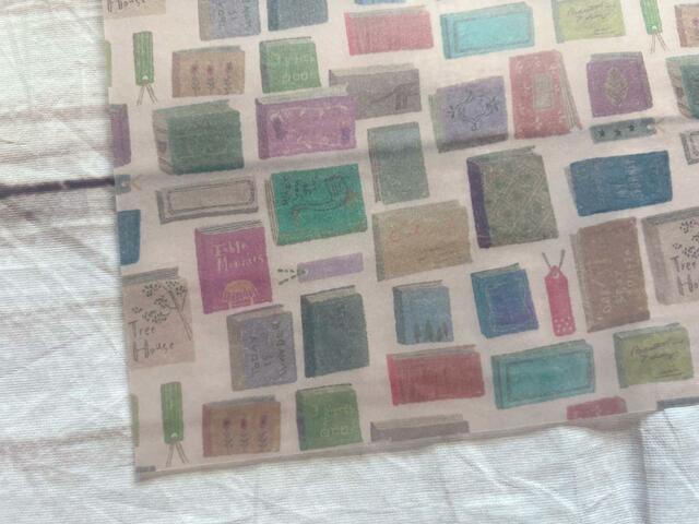 しおりやブックカバーにしたくなる柄ですね♪