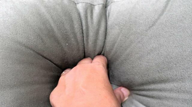 【無印良品 背当てにもなるやわらかマルチミニクッション】意外にホコリもつきにくく、静電気も起こりませんでした！