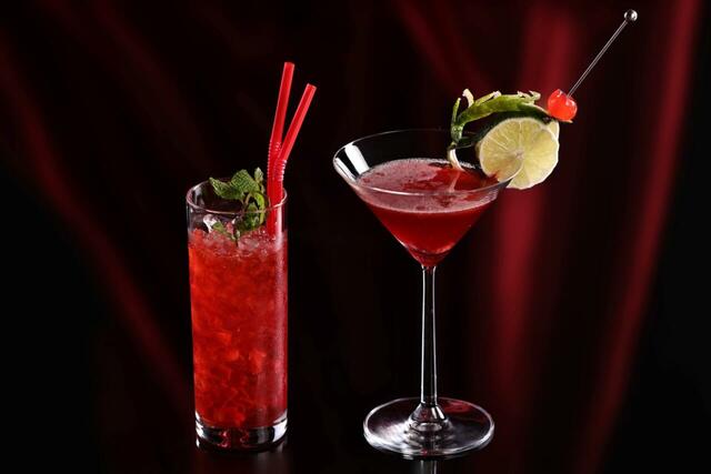 「カクテル」＜価格：各1,900円＞【クリスマスムードたっぷりのアフタヌーンティーも楽しめる♪シェラトン都ホテル大阪の「Christmas Sweets Fair -Red-」開催】　