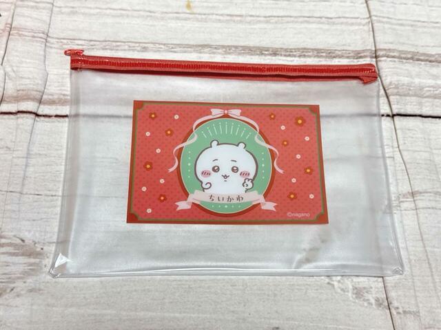 ピースサインをしたキャラクターたちのイラスト入り。ちいかわの控えめなピースがかわいすぎる〜!