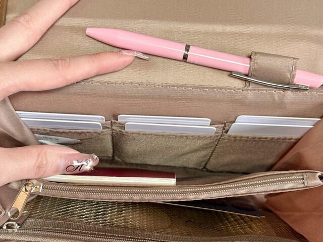 カードポケットは、1つのポケットにカードが5枚ほど入るサイズ感