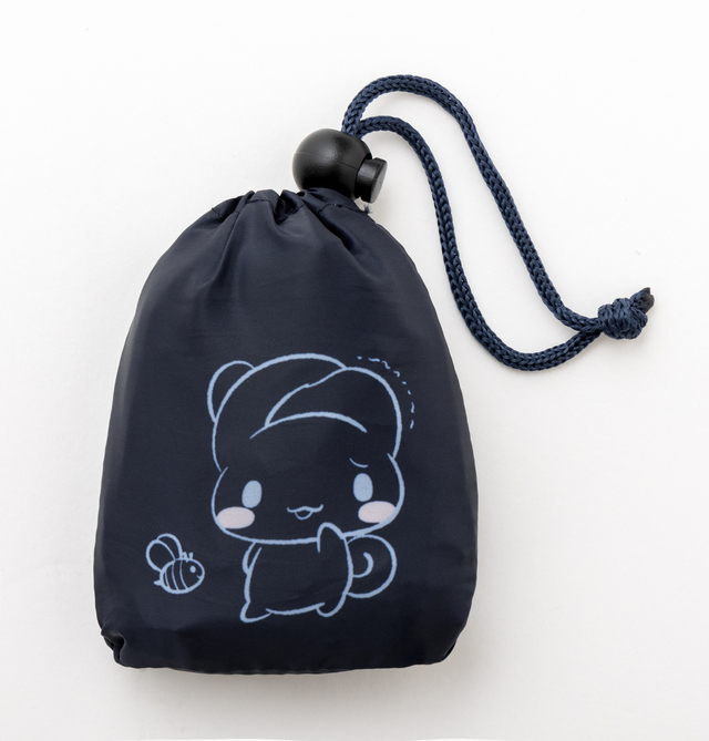 ハチさんの前でプルプル震えるシナモン