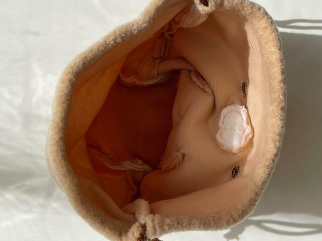 【すみっコぐらしののびのびお片付け巾着 とんかつ】生地は薄めでコンパクトなのに沢山入りそう!