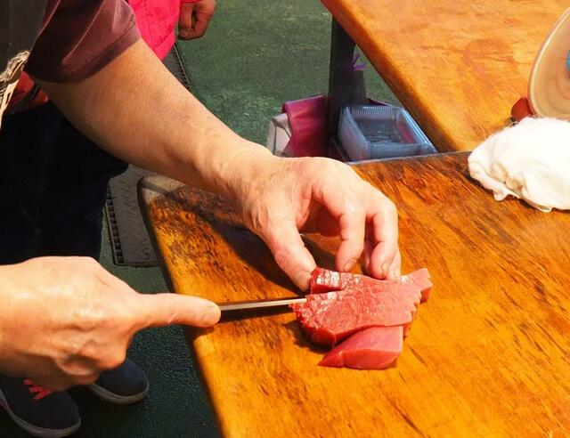 【台湾食べ歩きの旅 #7】慣れた手付きで黒マグロのサクに包丁を入れる「阿堅生魚片専売店」の店主