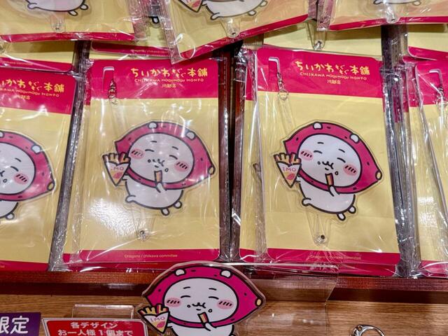 川越店限定の「キャラ撮りスティック」。ちいかわたちと一緒に記念撮影はいかが？