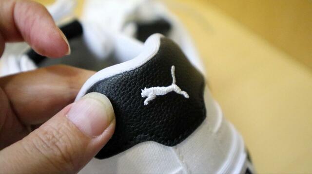 【PUMA コート クラシック バルク スニーカー】かかとやベロのプーマキャットはプリントではなく刺繍仕立て。ディテールまで高級感があります