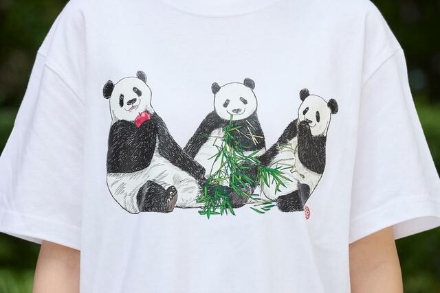 『もぐもぐパンダTシャツ』 各3,300円（税込）■5月29日（水）発売　※店頭・公式オンラインショップ「江戸東京一」同時発売　■カラー展開：ホワイト・ブラック・アップルグリーン　■サイズ展開：男女兼用　M・L・XL