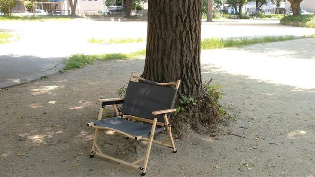 【ワークマン 燃え広がりにくいキャンピングチェア】公園の木陰にめちゃくちゃなじむ