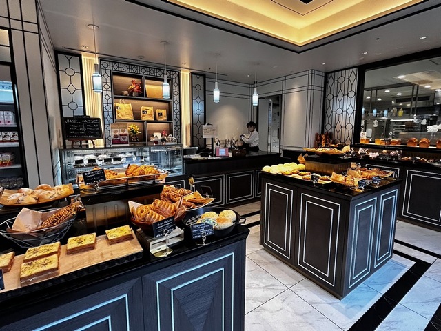 【レストラン ル ボヌール】「ブーランジェリー ル サンク」の店内