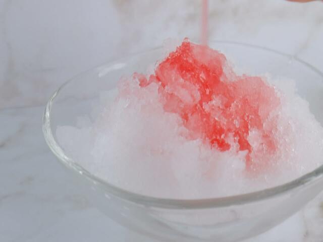 削り氷にスイカバーの素を好みの量かけます