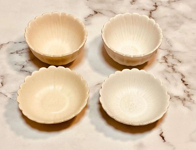 マーガレットデザインの小鉢と浅鉢