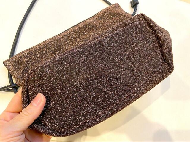 【ナノ・ユニバース ラメ巾着ショルダーバッグ】バッグの底には丈夫な底板が付いています