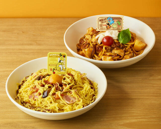 「デンリュウのラタトゥイユカルボナーラ(左)チコリータ・ポカブ・ワニノコの仲良しミートクリーム 生パスタ(右)」<価格:各1,870円(税込)>【全国のプロント・エプロントに“ポケモンのスペシャルメニュー”が登場!「旅」をテーマにしたノベルティも付いてくる!】
