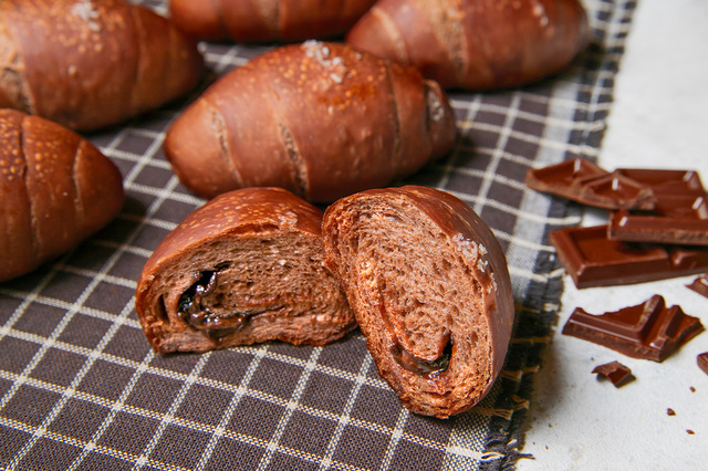 「チョコレート塩バターパン」<期間:2026年1月30日~>【神戸ランチにおすすめ♪「TOOTH TOOTH FISH IN THE FOREST」の自家製パン食べ放題ランチに“いちご×チョコパン”登場!】