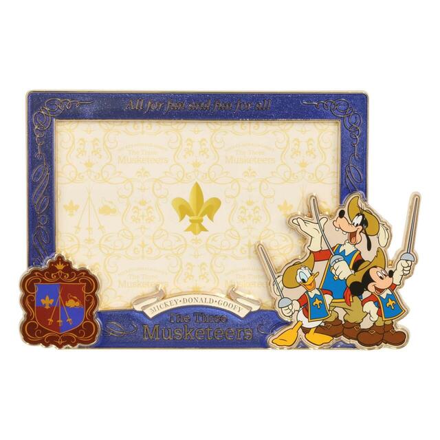 フォトスタンド 4,500円｜東京ディズニーリゾート『ミッキー、ドナルド、グーフィーの三銃士』グッズ｜販売店舗：東京ディズニーランド「ホームストア」、東京ディズニーシー「ヴィラ・ドナルド・ホームショップ」｜発売日：2025年10月9日（木）