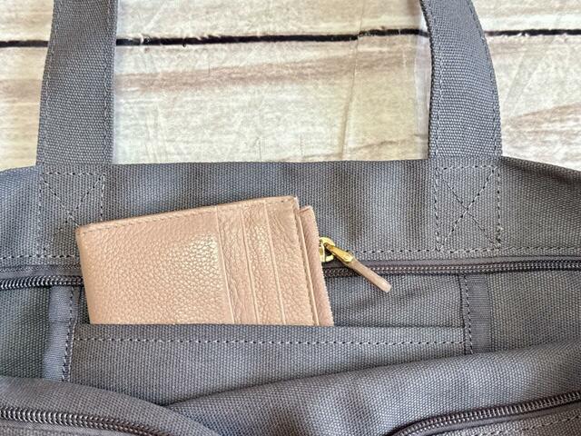 フラグメントケースやスマホを入れるのにぴったり