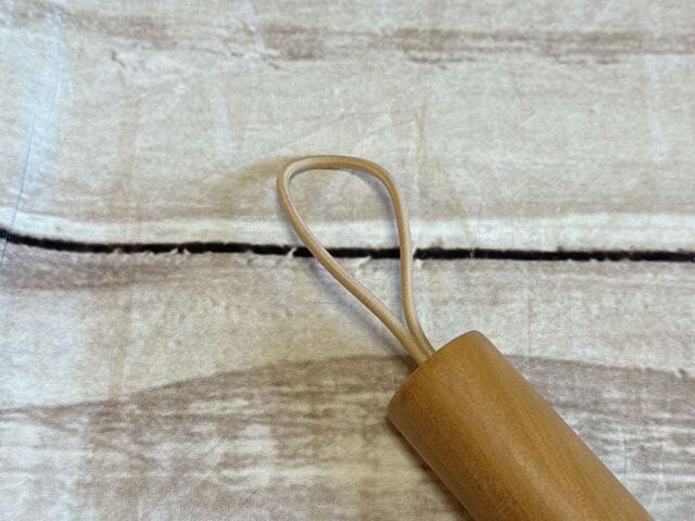 持ち手にはストラップ付きなため、濡れたときに乾かす際にも便利