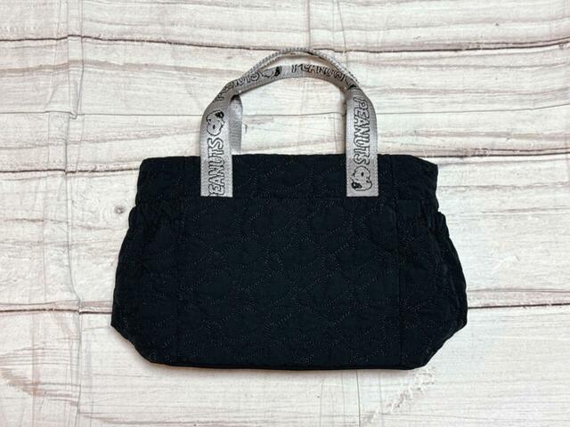 背面には装飾がないシンプルなデザイン