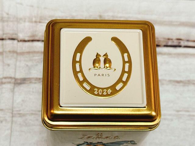 【カルディ 食品福袋／ジャンナッツ アールグレイオレンジ】ホースシューとジャンナッツ・キャットのイラストプリントはエンボス加工が施されています