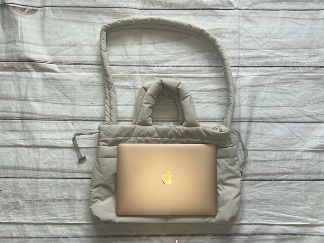 13インチのMacBook Airがラクラク入るサイズ感