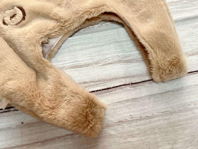 持ち手は腕にかけて持つことができる長さです