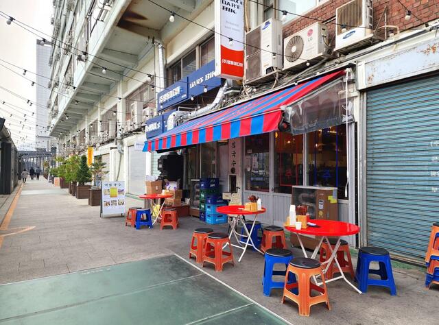 清渓商街の歩行路の東側にできたカジュアルな麺と酒の店「ケリム・ククス」