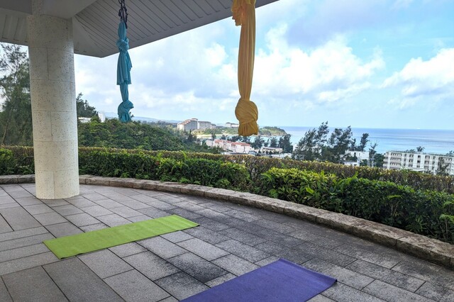 【オリエンタルホテル 沖縄リゾート&スパ】朝に行われるガーデンプールでのハンモックヨガ体験(1名¥4,500)も人気