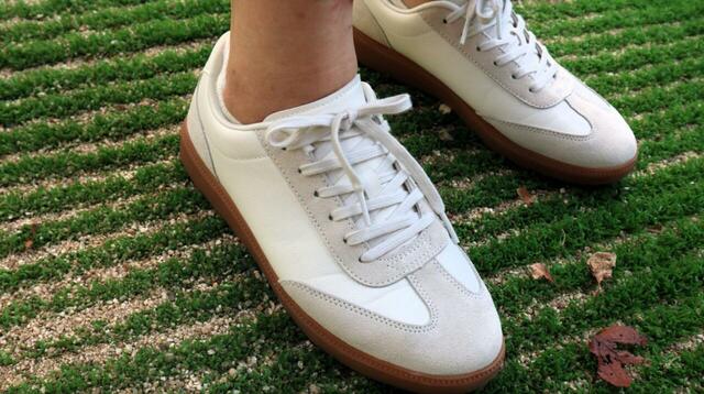 【無印良品 柔らかい中敷を使用したコンビネーションスニーカー】シンプルなオフ白。緑や地面に映えて清潔感があります♪