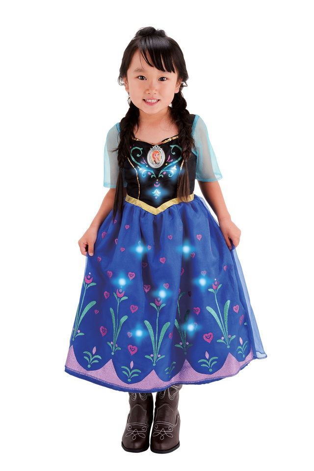 タカラトミーから販売されているドレスは、おもちゃ屋さんやパーク内でも手軽に手に入る。 アナと雪の女王 光る! ミュージカルドレス　アナ(7400円)※靴は別売りです