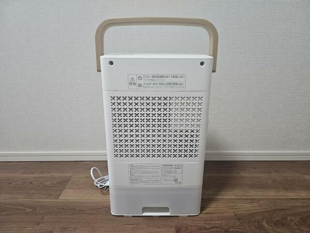 【アイリスオーヤマ　衣類乾燥除湿機】本体背面にはエアフィルターと水タンクがついています