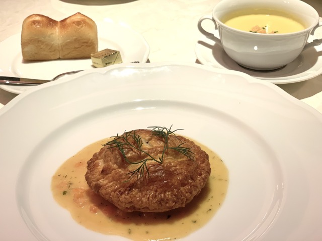 「サーモンのパイ包み ヴァンブランソース」(パン・スープ付き /180園)