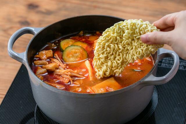 「コチュジャンチゲ」辛ラーメンを入れて…