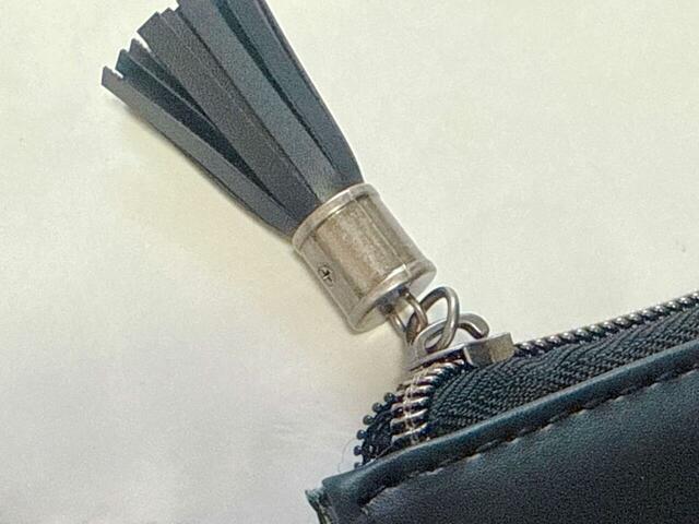 金具はマットなアンティーク調のシルバーで高見え!