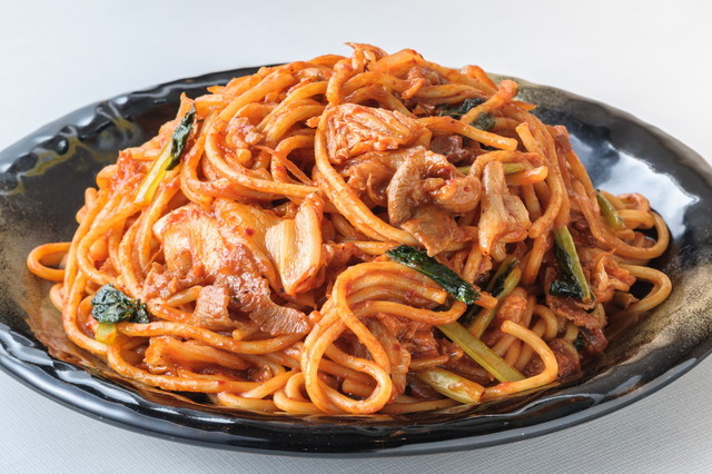 『ロメスパ バルボア』 メニュー：豚キムチ焼きナポリタン