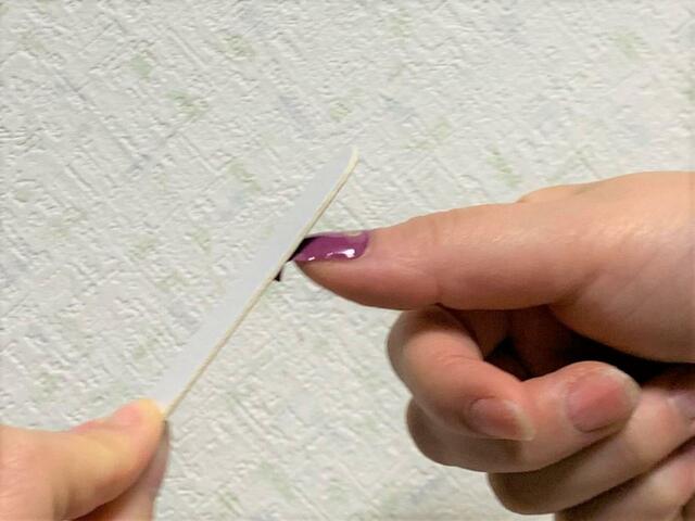 「ジェルネイルシール 2111-HaA／パープル」爪の形に沿って削ります