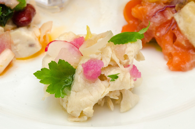 「シャーウッドガーデン・レストラン」ディナーブッフェ ポークのサラダ 塩ポン酢ドレッシング｜東京ディズニーランドホテル 2016年「アナとエルサのフローズンファンタジー」