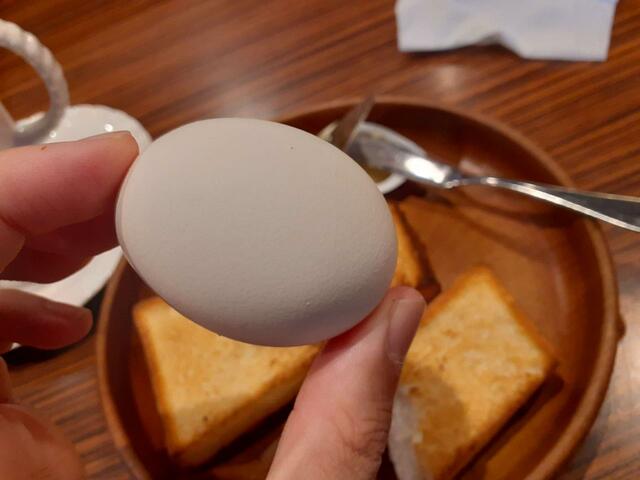 【びっくりドンキーのモーニング】ゆで卵はおそらく茹でたて。持つのが大変なほどアツアツ♪