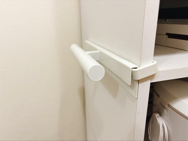 【山崎実業 カラーボックスに差し込めるリュックハンガー smart】カラーボックスの側板厚み1.5～2.2cm以内、棚板の奥行き28cm以上のものに対応。一般的なボックスなら問題なく使用えます！