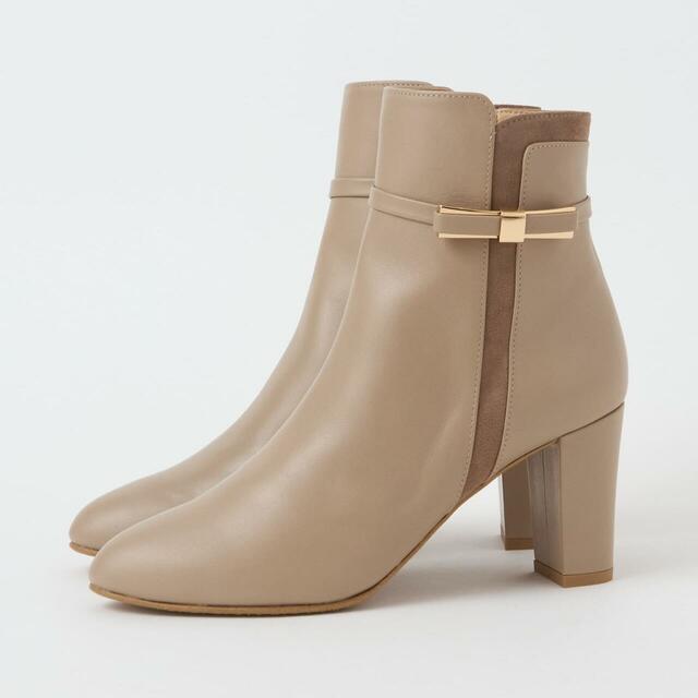 「サイドリボンショートブーツ」ベージュ 28,600円（税込）