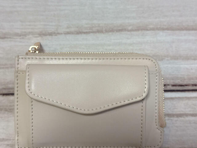 中央にはL字の収納スペースがあります