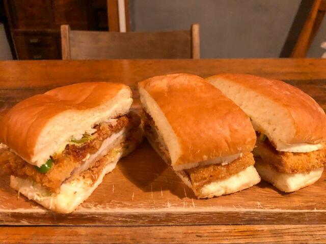 【コメダ珈琲店 カツパン】具材が溢れそうなほどたっぷり挟まっています