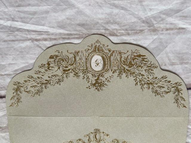 蓋部分の縁も箔押し。美しい…!