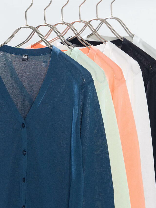 「ライトVネックカーディガン」2,990円（税込）