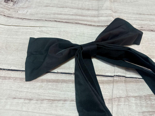 リボンは上品な光沢感がある素材