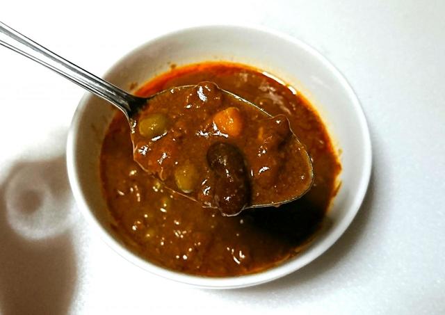 【素材を生かしたジビエのカレー 猪肉と3種の豆のカレー　180g　450円】3種類の豆は、猪肉に負けず劣らず存在感あり